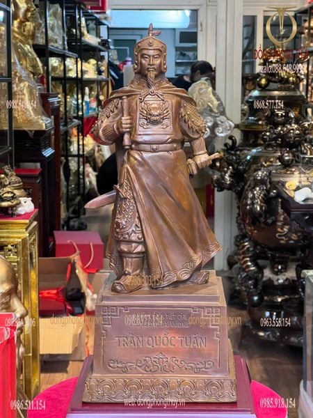 Tượng Trần Hưng Đạo bằng đồng màu ửng đỏ