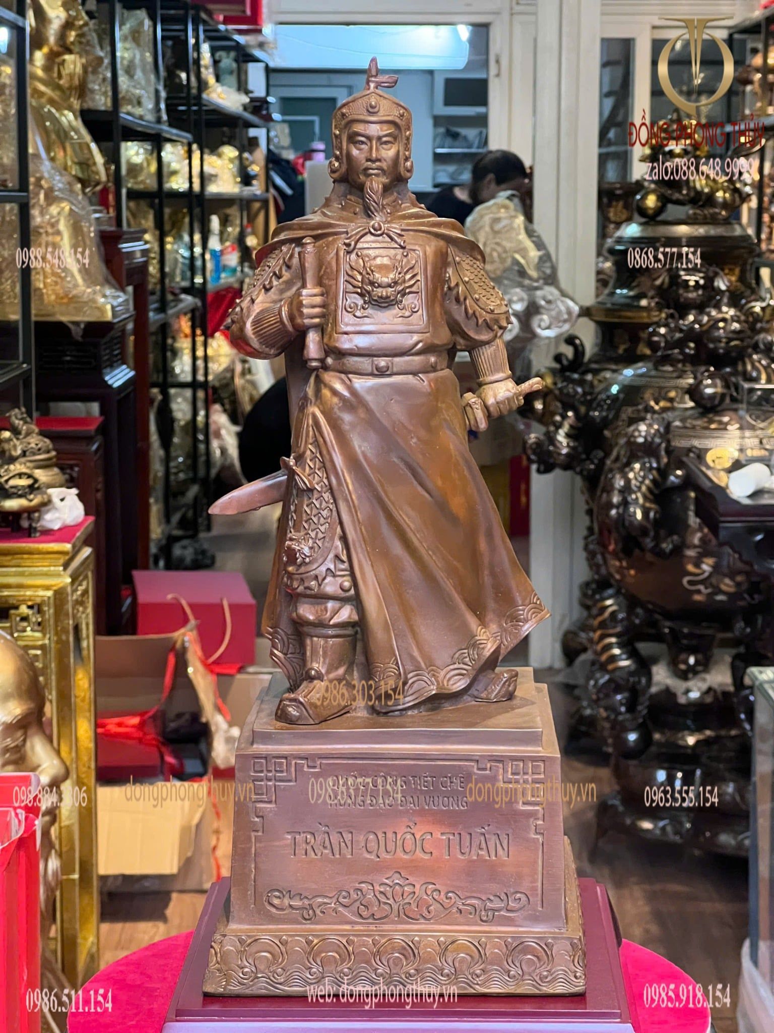 Tượng Trần Hưng Đạo bằng đồng màu ửng đỏ