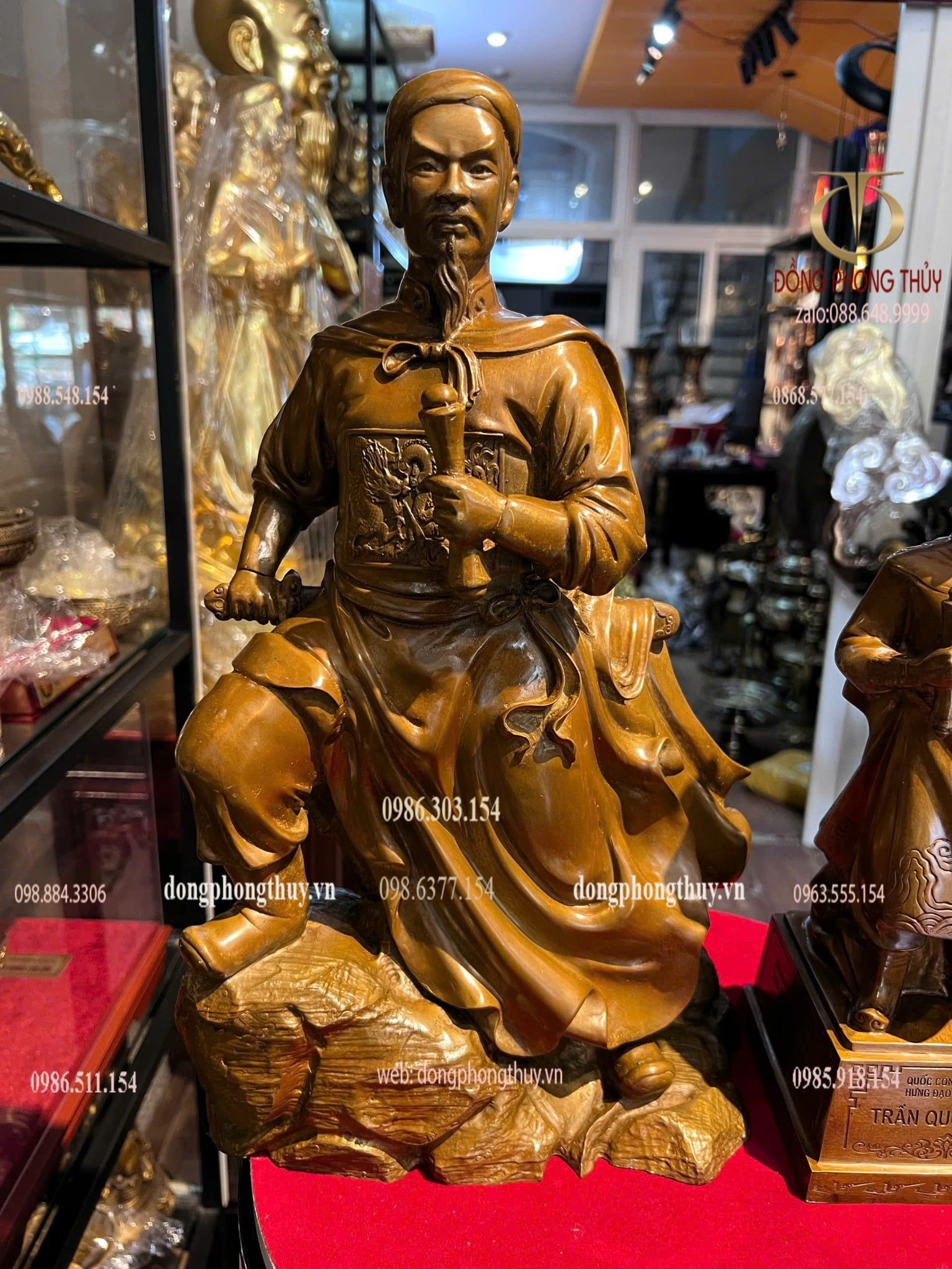 Tượng Trần Quốc Tuấn