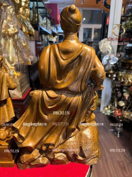 Tượng Trần Quốc Tuấn