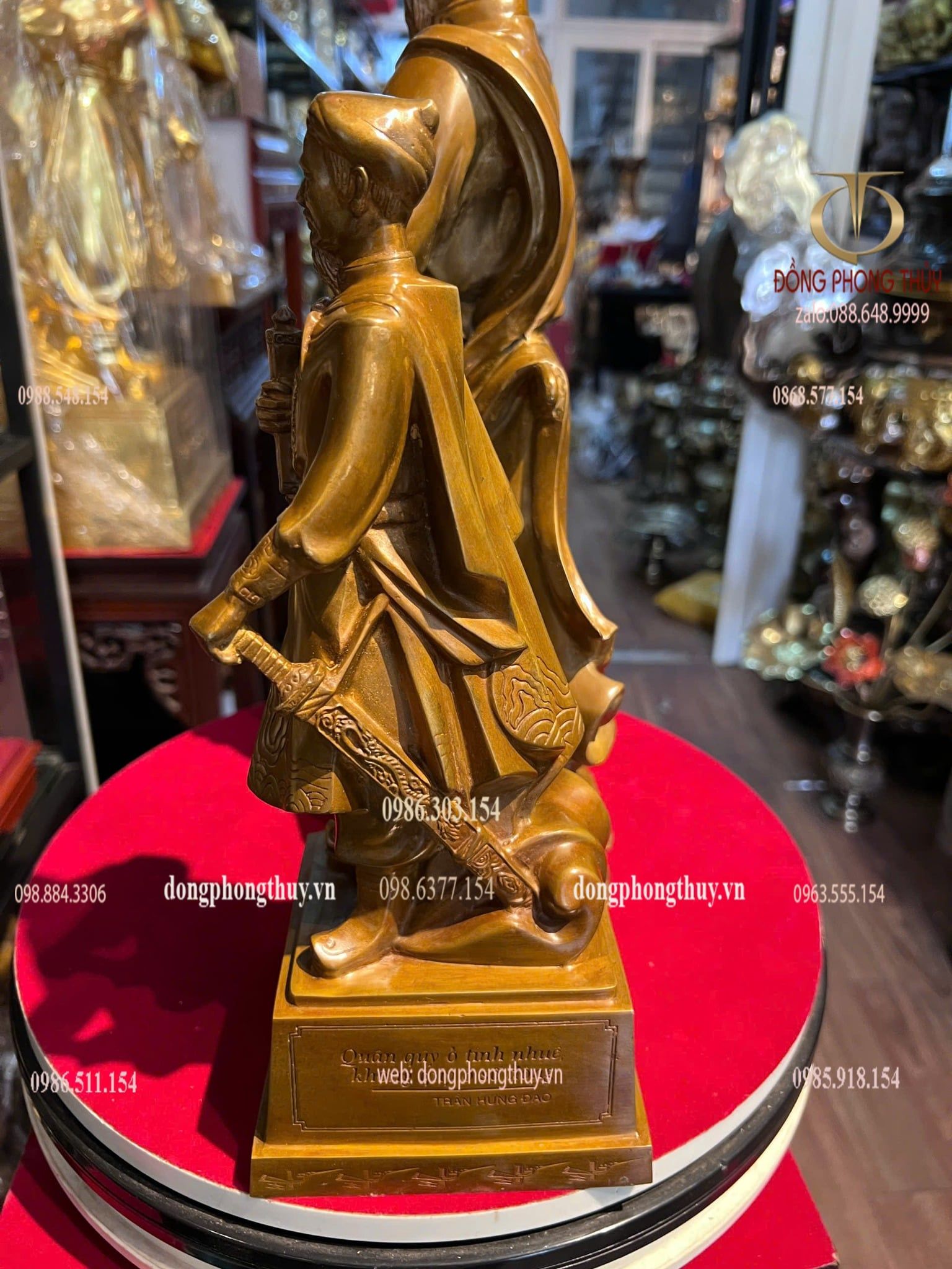 Tượng Trần Quốc Tuấn