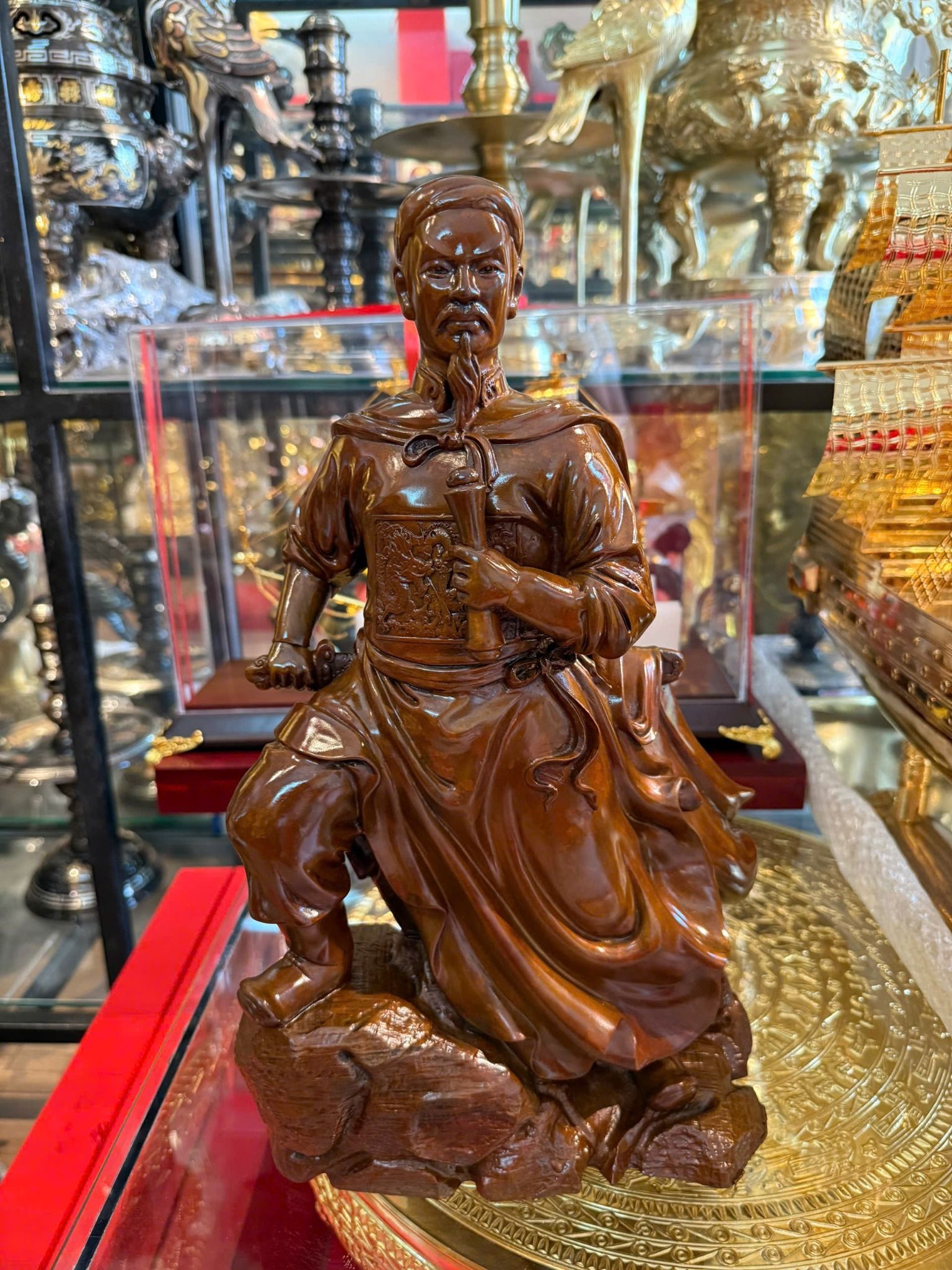 Tượng Trần Hưng Đạo bằng đồng màu giả cổ ửng đỏ cao 42cm