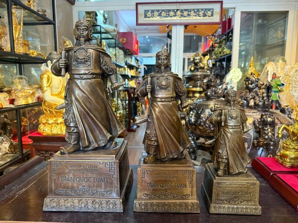 Tượng Trần Quốc Tuấn bằng đồng