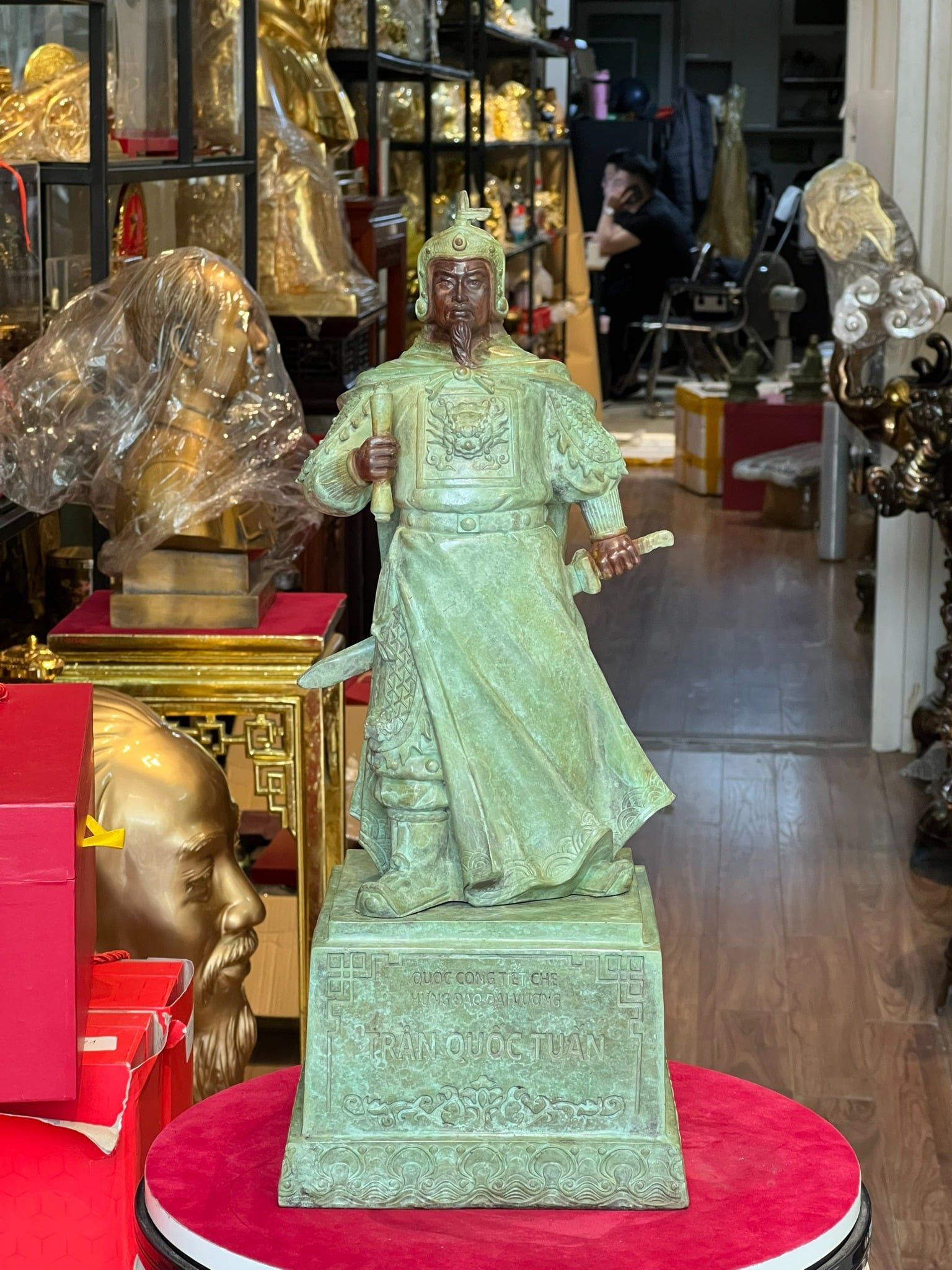 Tượng Trần Hưng Đạo bằng đồng patina