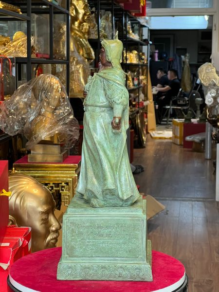 Tượng Trần Hưng Đạo bằng đồng patina