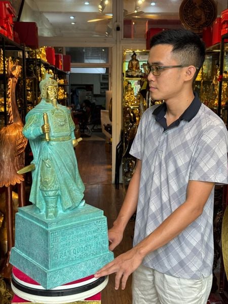 Tượng Hưng Đạo Vương đồng đỏ cao 70 34kg patina xanh ngọc lục bích
