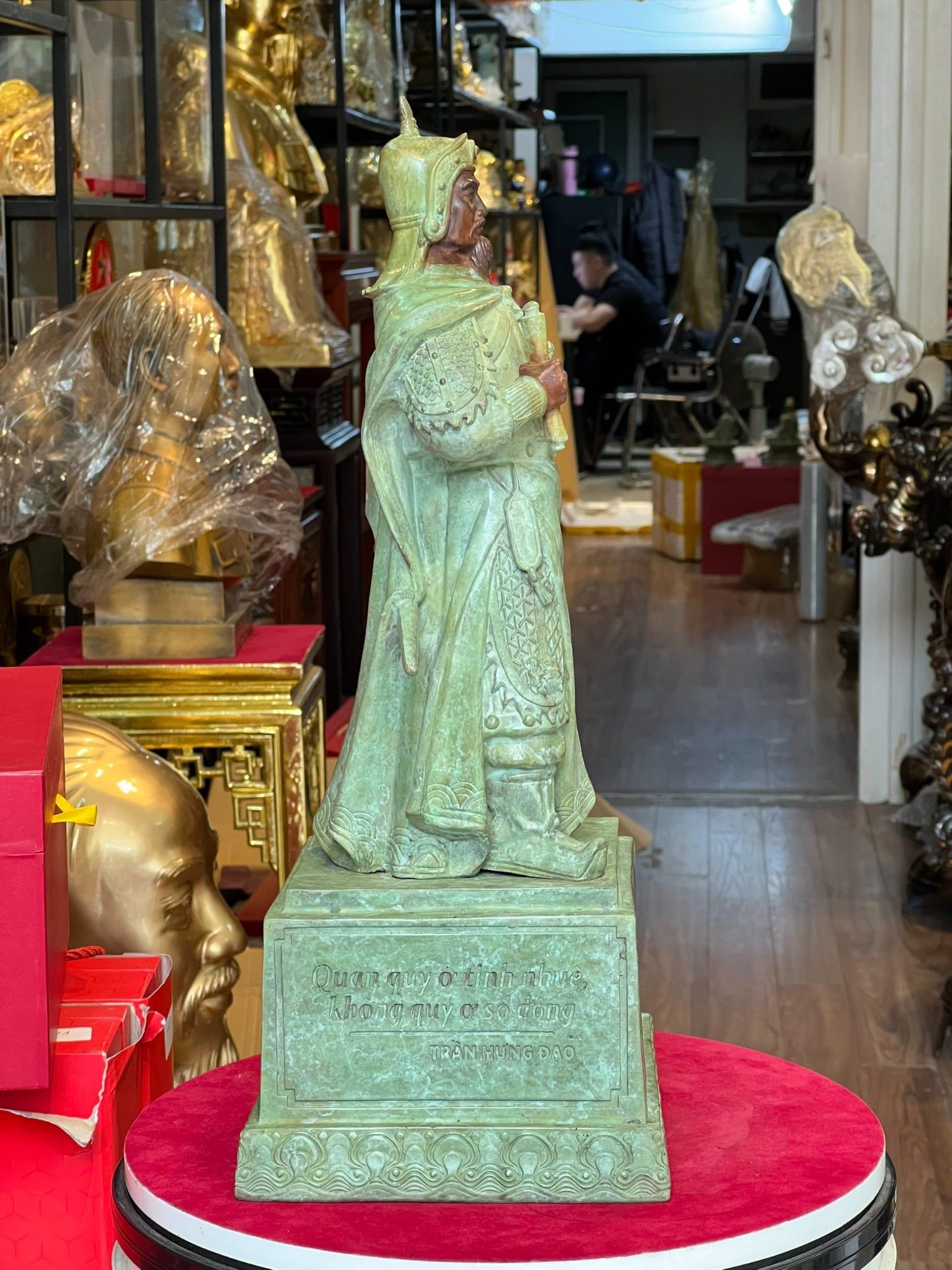 Tượng Trần Hưng Đạo bằng đồng patina