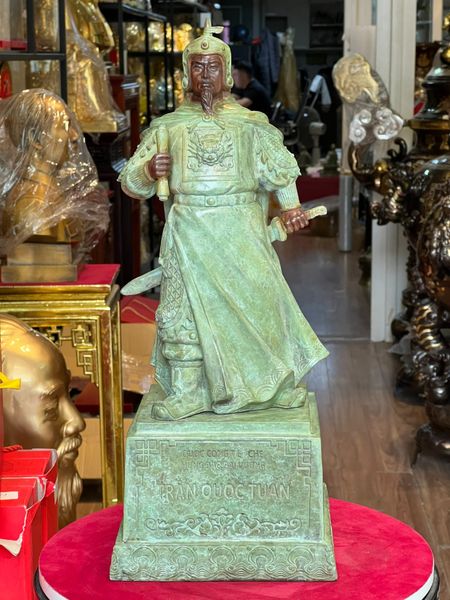 Tượng Trần Hưng Đạo bằng đồng patina
