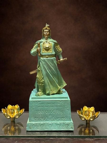 Tượng Hưng Đạo Vương bằng đồng patina xanh ngọc lục bích