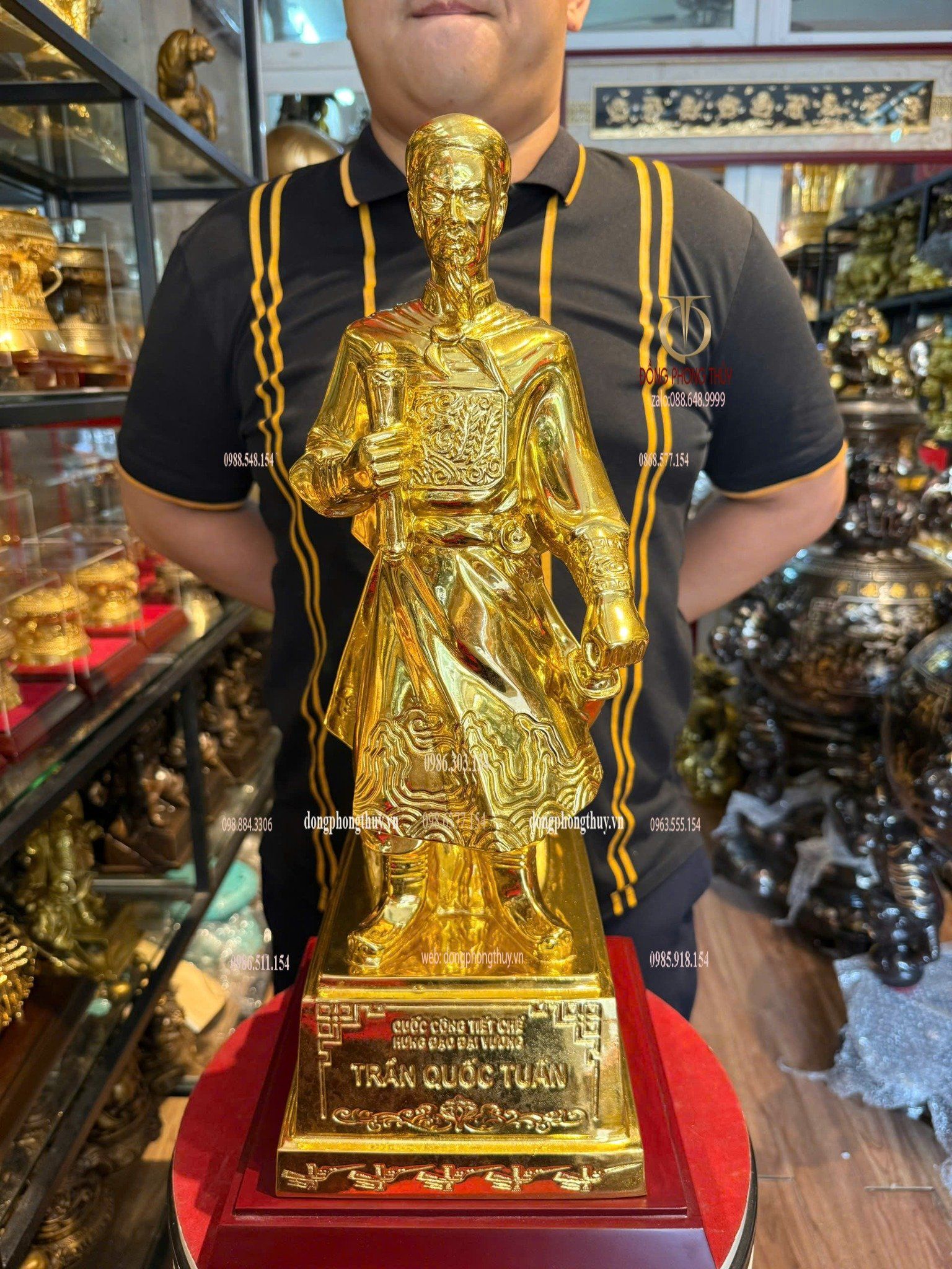 Tượng Trần Hưng Đạo bằng đồng dát vàng