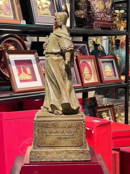 Tượng Trần Hưng Đạo bằng đồng cao 50cm, Patina xanh rêu cổ loang vân hỏa biến