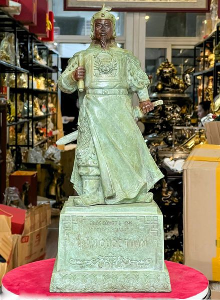 Tượng Trần Hưng Đạo bằng đồng patina