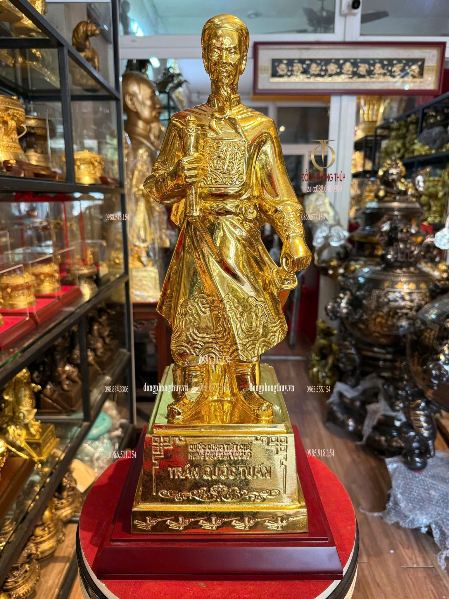 Tượng Trần Hưng Đạo bằng đồng dát vàng