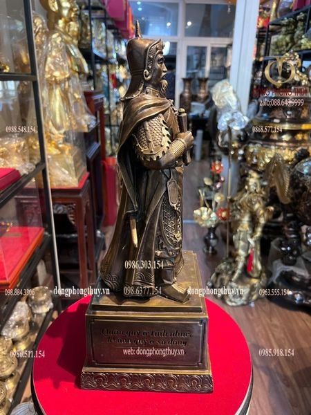 Tượng Trần Hưng Đạo bằng đồng