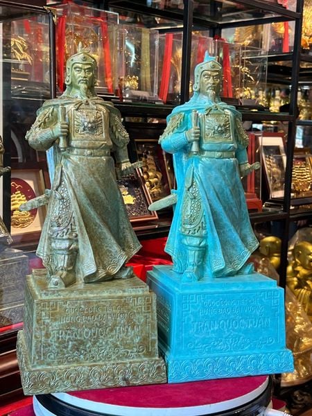 Tượng Trần Hưng Đạo bằng đồng