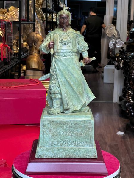 Tượng Trần Hưng Đạo bằng đồng patina