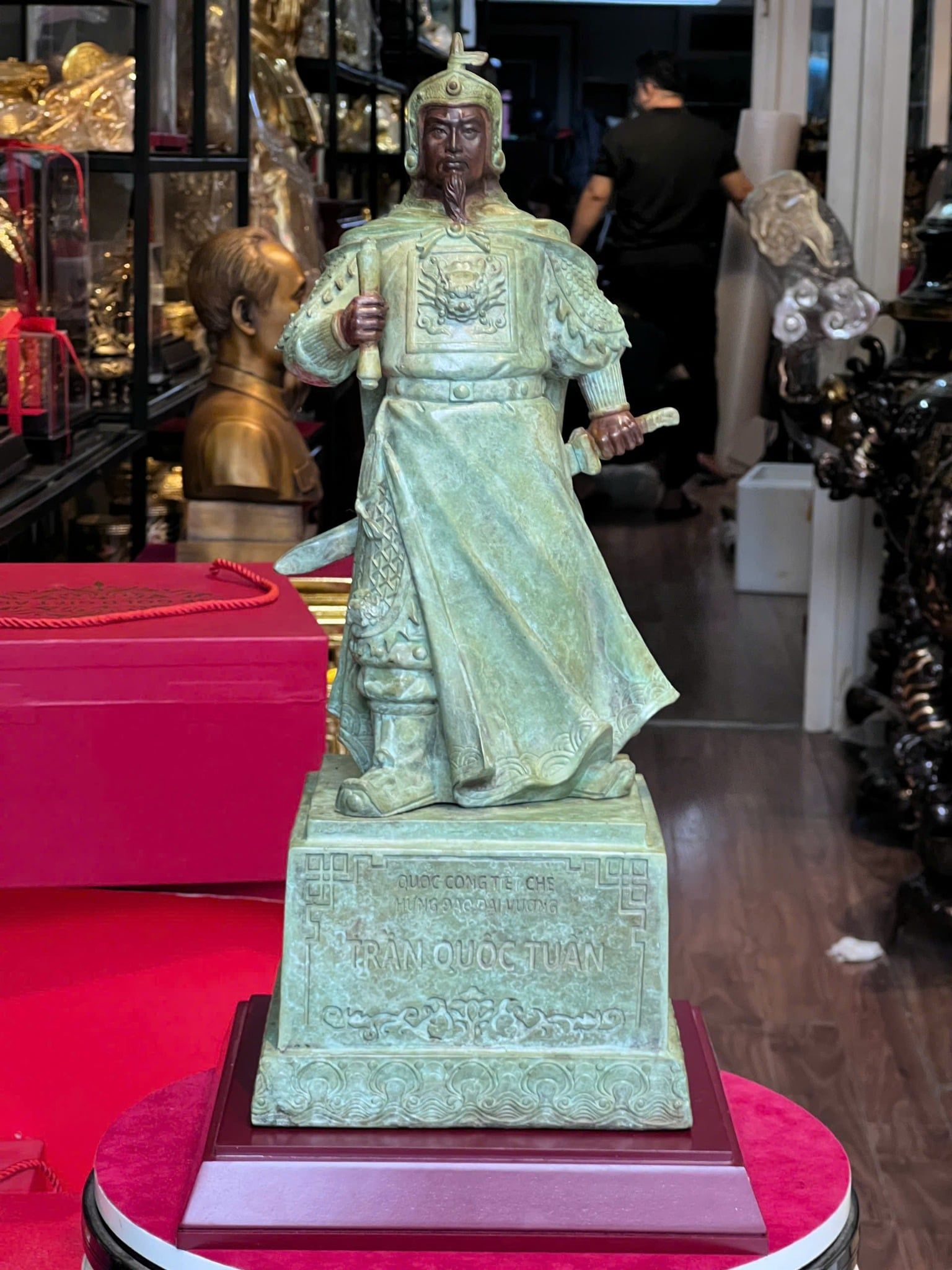 Tượng Trần Hưng Đạo bằng đồng patina