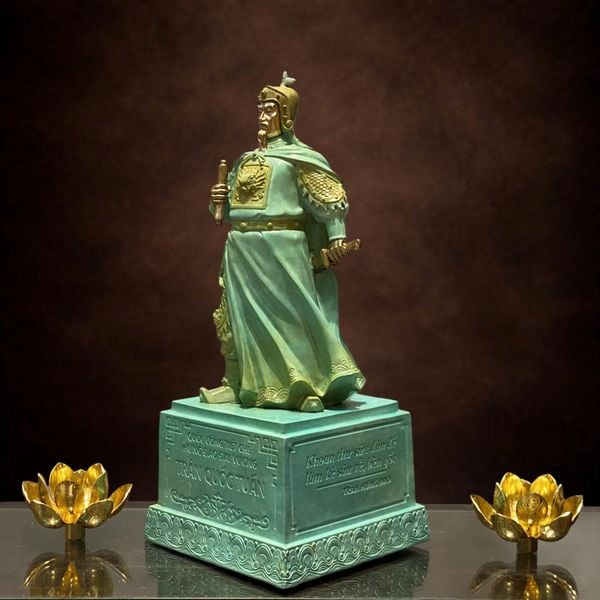 Tượng Hưng Đạo Vương bằng đồng patina xanh ngọc lục bích
