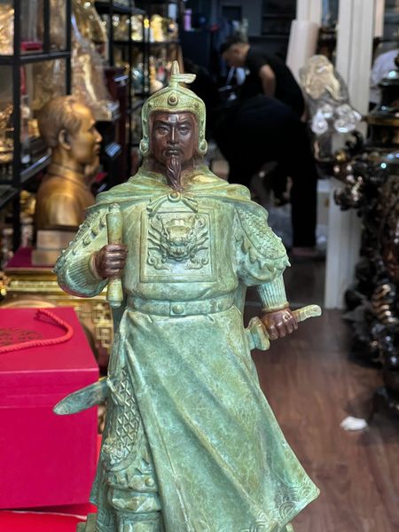 Tượng Trần Hưng Đạo bằng đồng patina