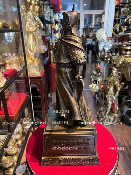 Tượng Trần Hưng Đạo bằng đồng