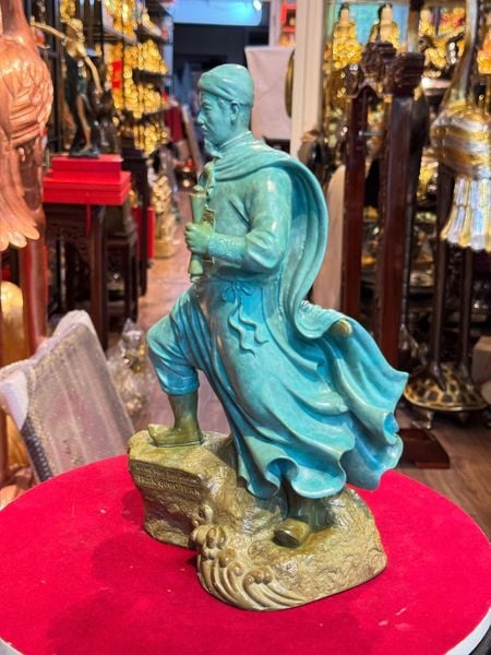 Tượng Hưng Đạo Vương bằng đồng patina