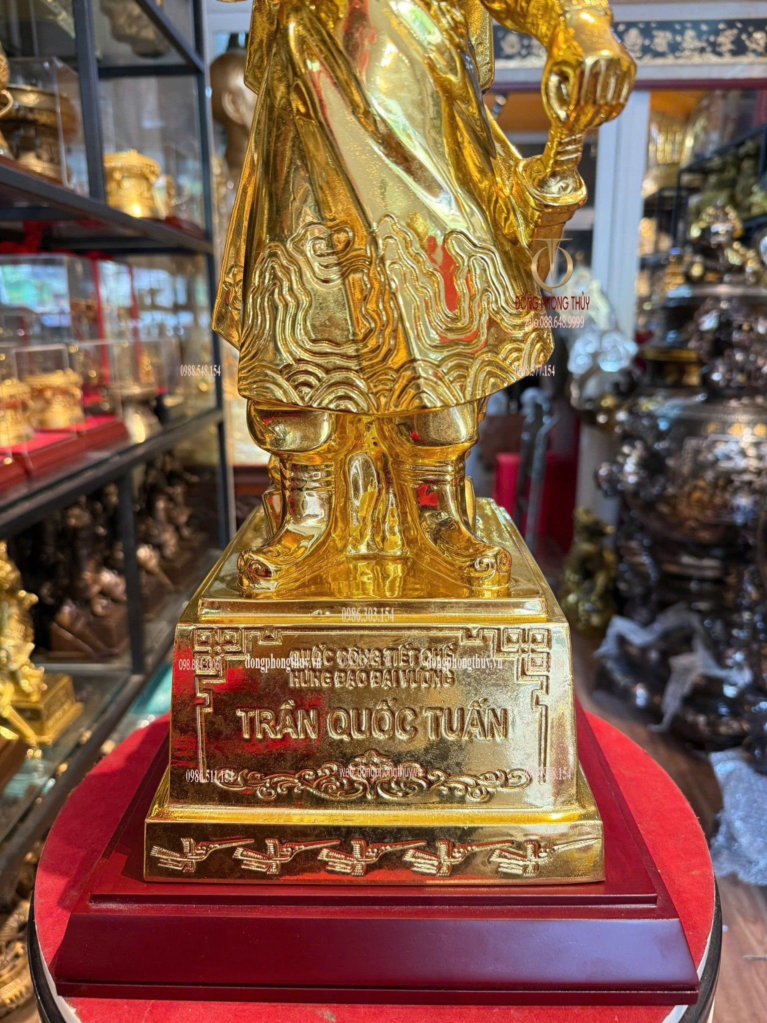 Tượng Trần Hưng Đạo bằng đồng dát vàng