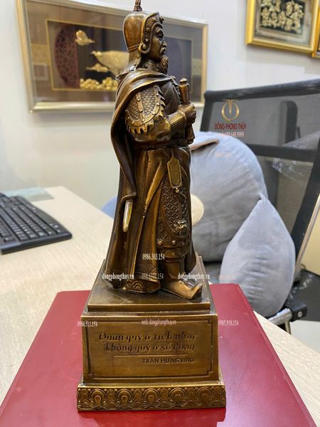 Tượng Trần Hưng Đạo bằng đồng