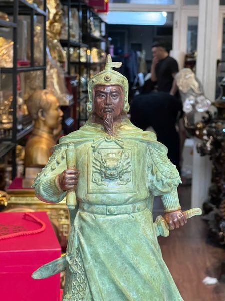 Tượng Trần Hưng Đạo bằng đồng patina