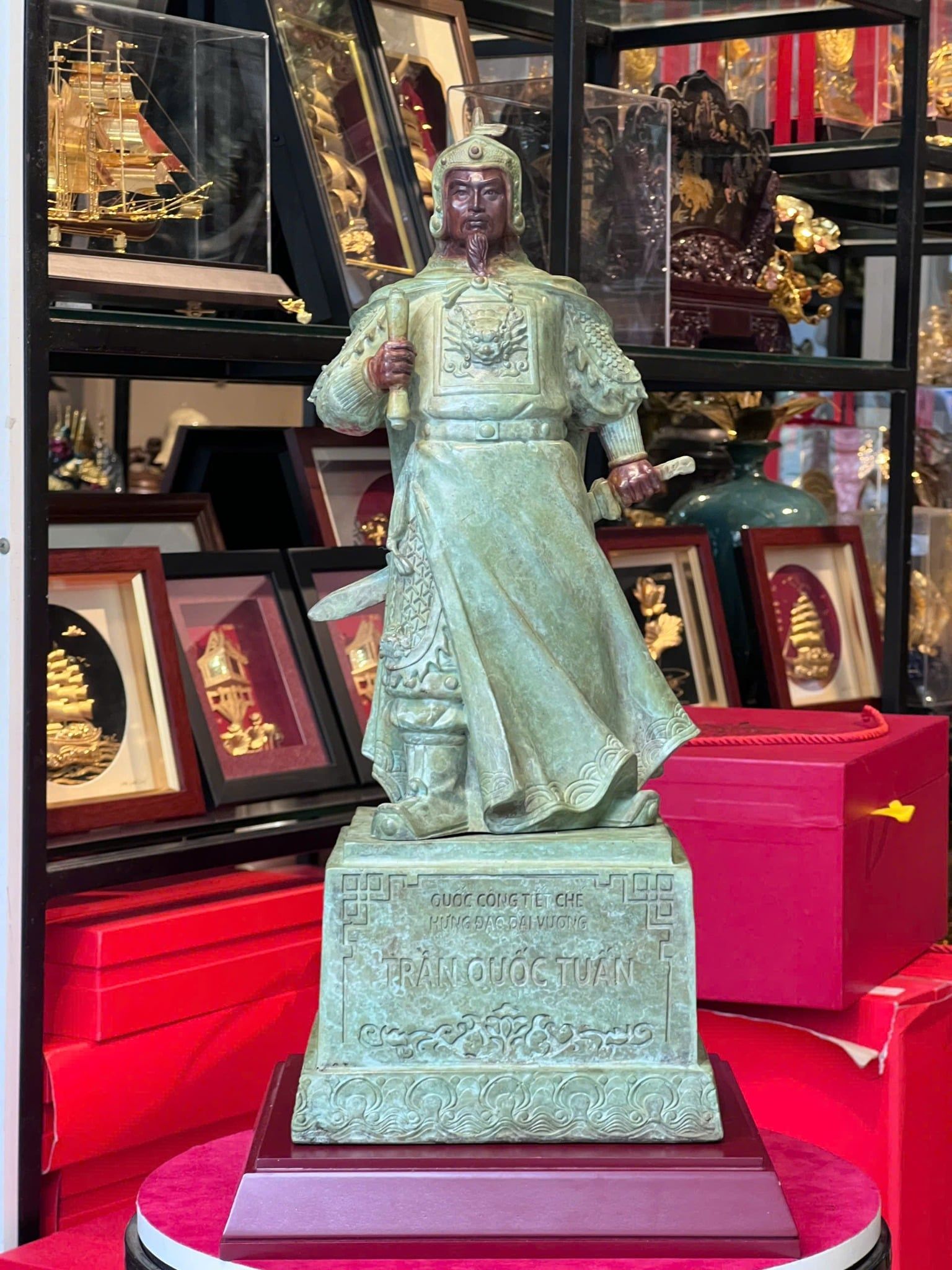 Tượng Trần Hưng Đạo bằng đồng patina