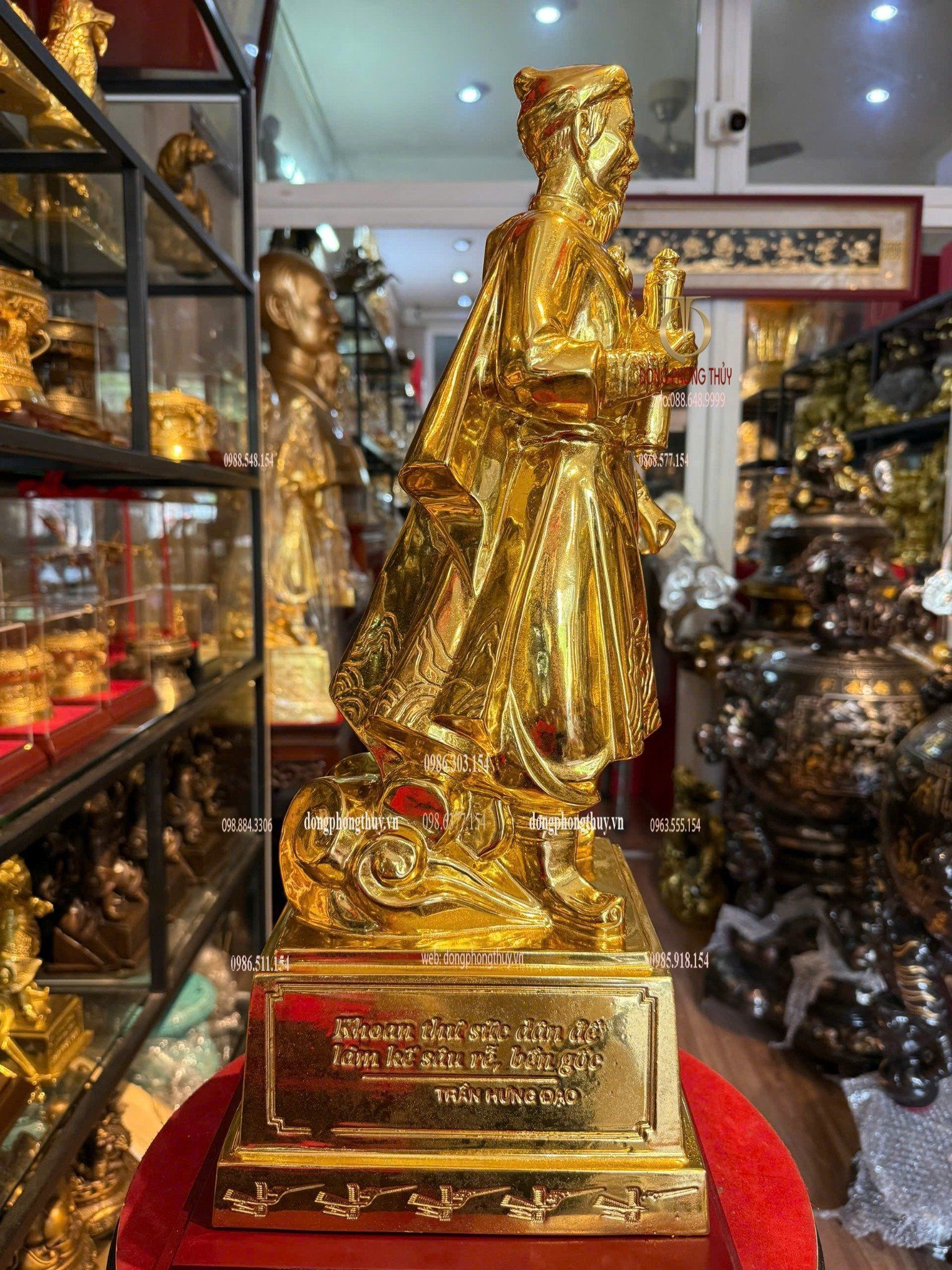 Tượng Trần Hưng Đạo bằng đồng dát vàng