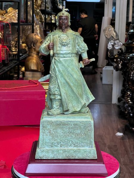 Tượng Trần Hưng Đạo bằng đồng patina
