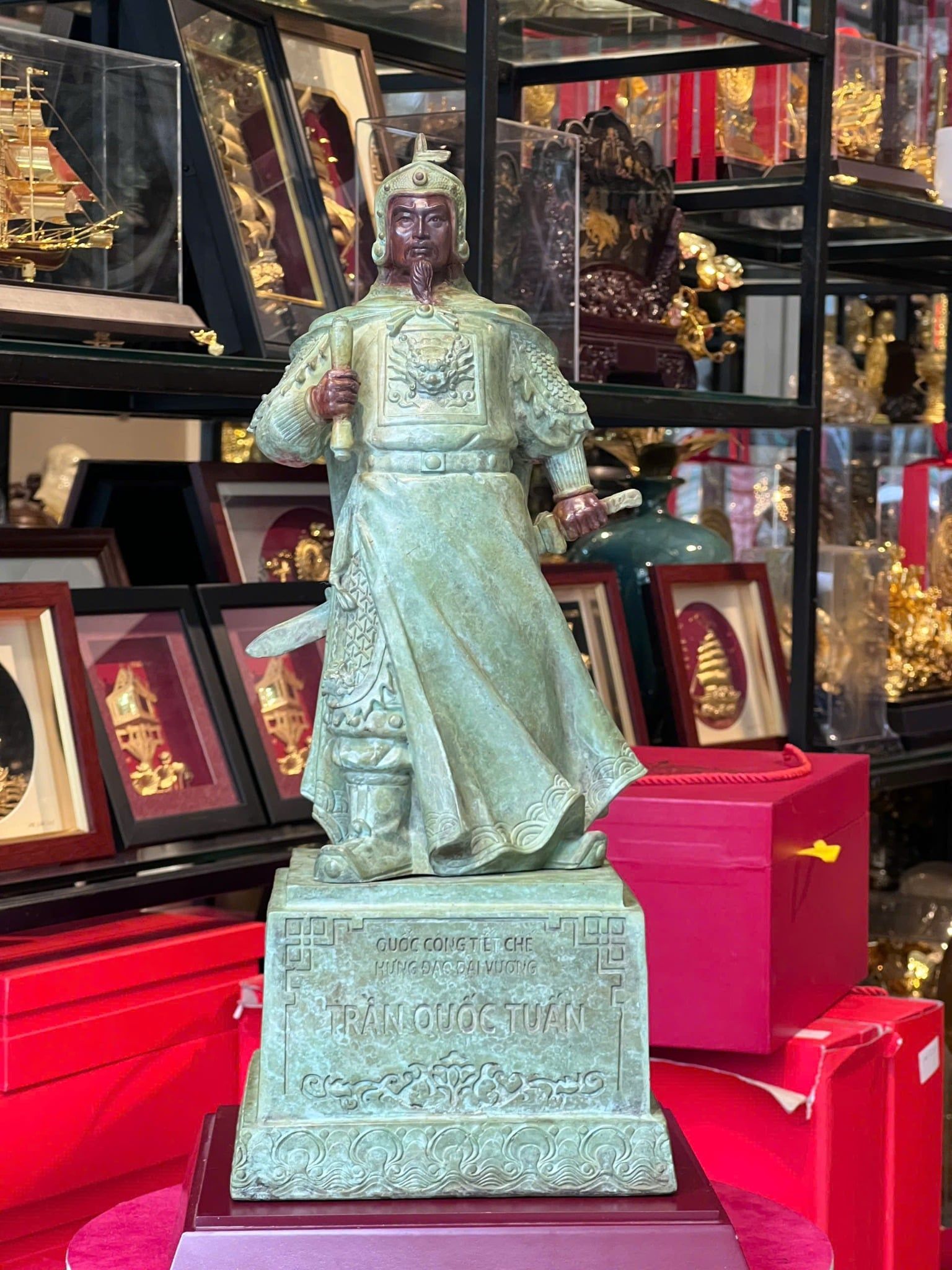 Tượng Trần Hưng Đạo bằng đồng patina