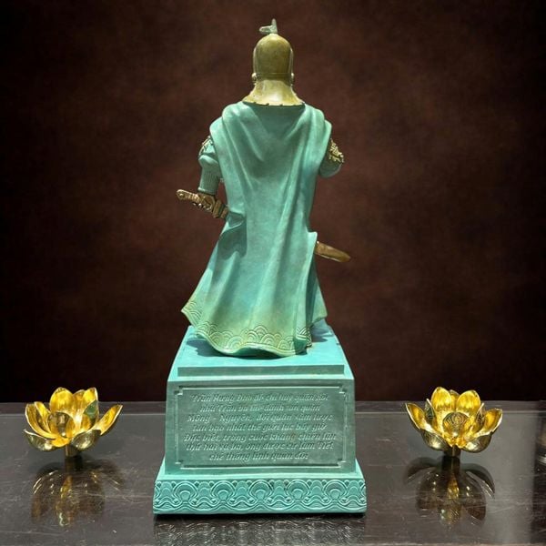 Tượng Hưng Đạo Vương bằng đồng patina xanh ngọc lục bích