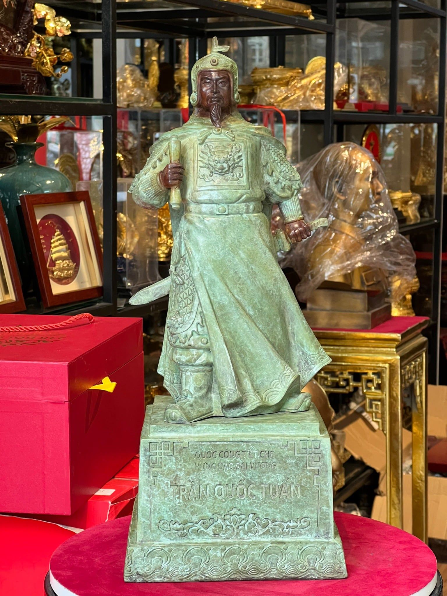 Tượng Trần Hưng Đạo bằng đồng patina