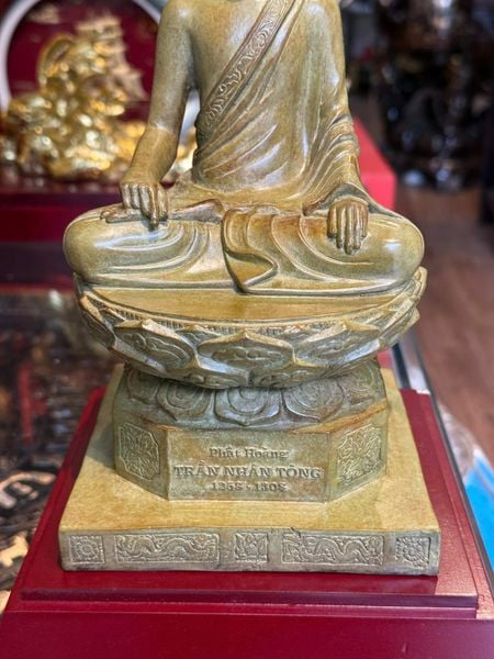 Tượng phật hoàng Trần Nhân Tông bằng đồng patina màu vân hoả biến độc bản