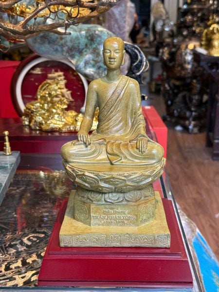Tượng phật hoàng Trần Nhân Tông bằng đồng patina màu vân hoả biến độc bản