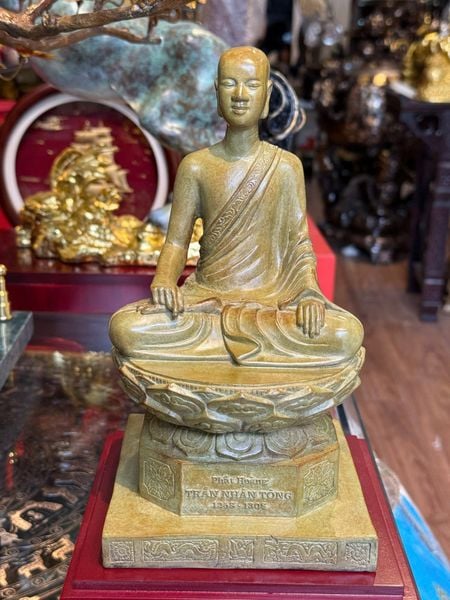 Tượng phật hoàng Trần Nhân Tông bằng đồng patina màu vân hoả biến độc bản