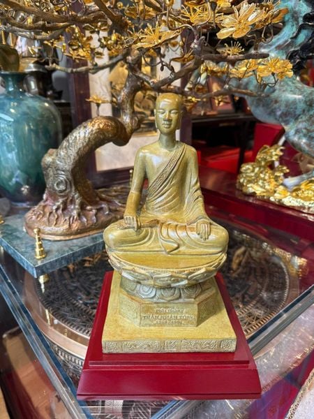 Tượng phật hoàng Trần Nhân Tông bằng đồng patina màu vân hoả biến độc bản