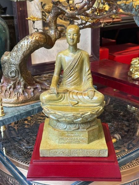 Tượng phật hoàng Trần Nhân Tông bằng đồng patina màu vân hoả biến độc bản