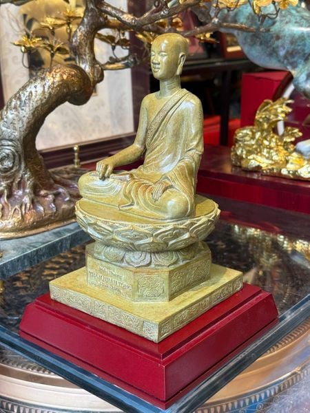 Tượng phật hoàng Trần Nhân Tông bằng đồng patina màu vân hoả biến độc bản