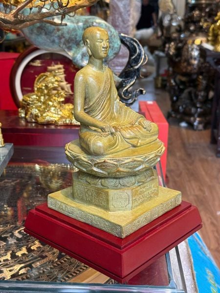 Tượng phật hoàng Trần Nhân Tông bằng đồng patina màu vân hoả biến độc bản