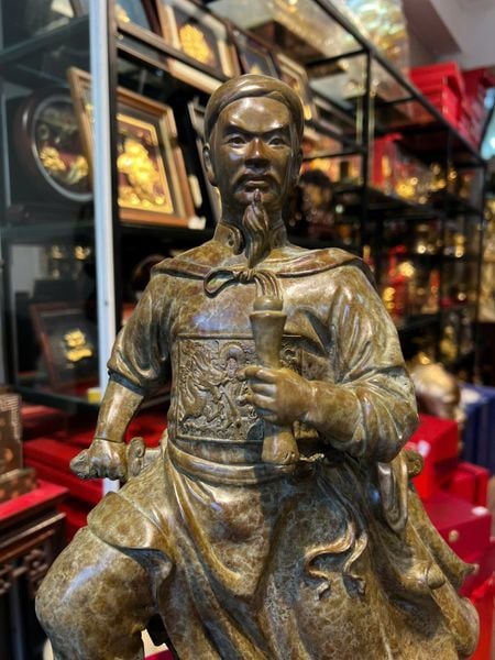 Tượng Quốc Công Tiết Chế Hưng Đạo Đại Vương Trần Quốc Tuấn cao 42cm nặng 7kg bằng đồng Patina xanh rêu cổ loang vân hỏa biến