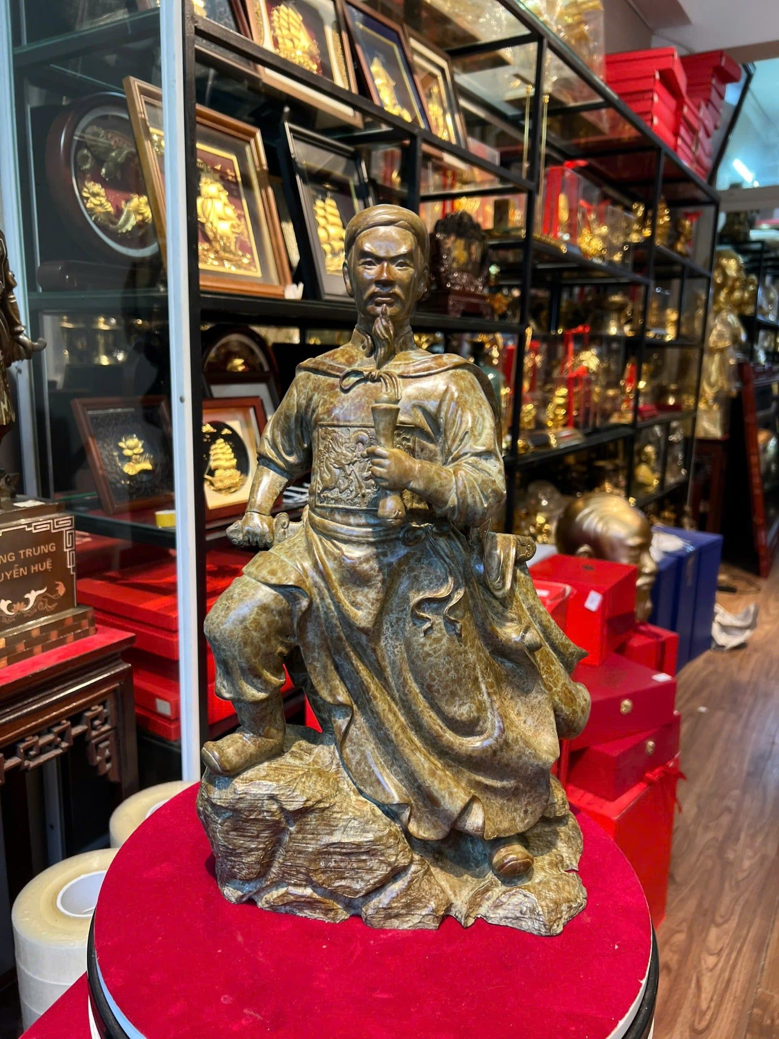 Tượng Quốc Công Tiết Chế Hưng Đạo Đại Vương Trần Quốc Tuấn cao 42cm nặng 7kg bằng đồng Patina xanh rêu cổ loang vân hỏa biến