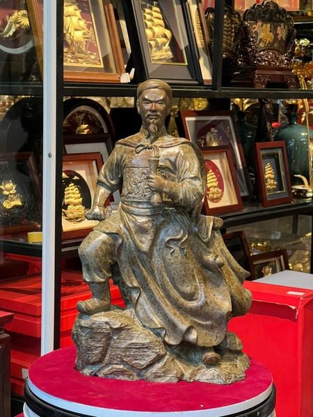 Tượng Quốc Công Tiết Chế Hưng Đạo Đại Vương Trần Quốc Tuấn cao 42cm nặng 7kg bằng đồng Patina xanh rêu cổ loang vân hỏa biến