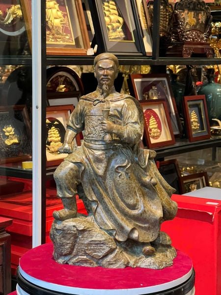 Tượng Quốc Công Tiết Chế Hưng Đạo Đại Vương Trần Quốc Tuấn cao 42cm nặng 7kg bằng đồng Patina xanh rêu cổ loang vân hỏa biến