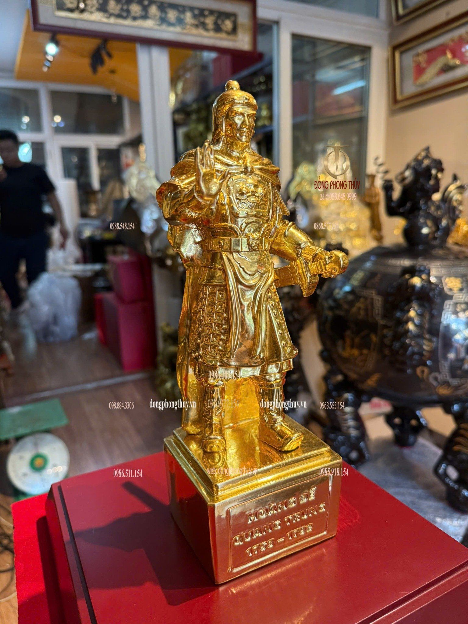 Tượng Trần Hưng Đạo dát vàng