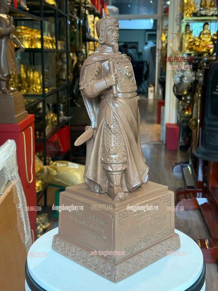 Tượng Trần Hưng Đạo bằng đồng
