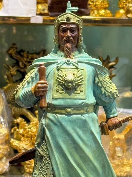 Tượng Hưng Đạo Vương bằng đồng