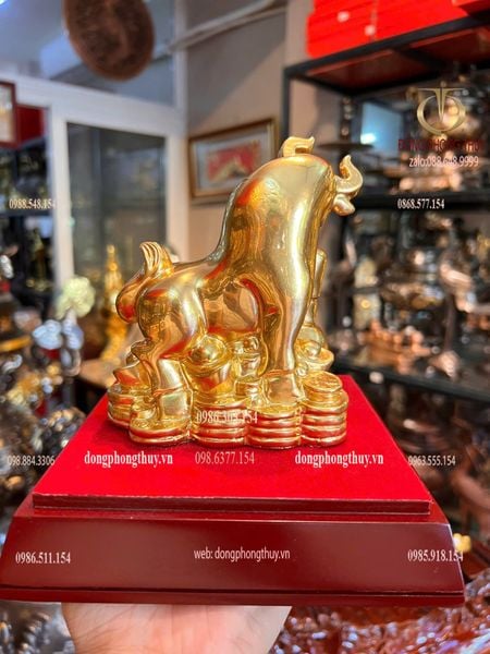 Tượng mạ vàng:Trâu bằng đồng đứng trên núi tiền thếp vàng 24k