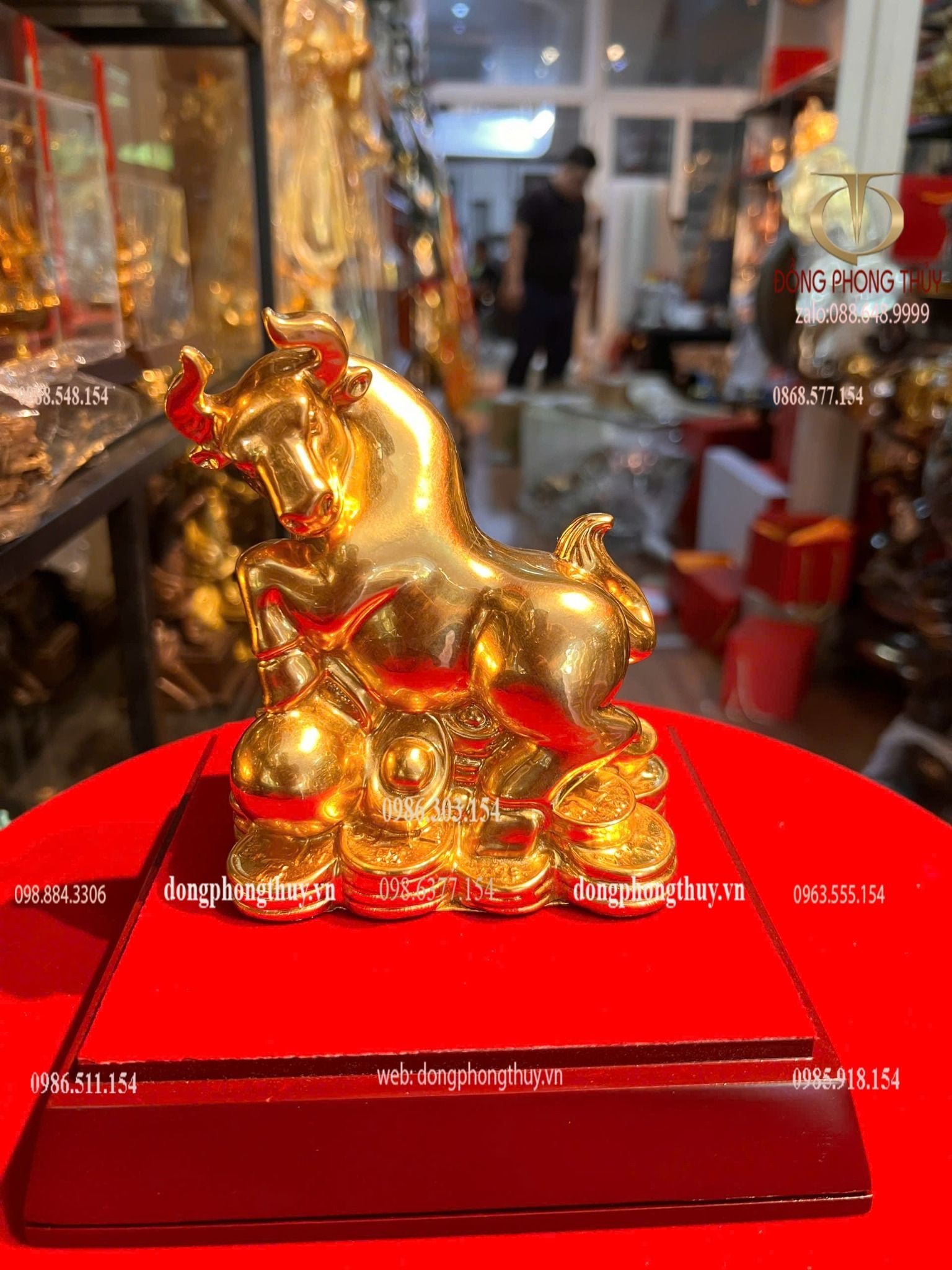 Tượng mạ vàng:Trâu bằng đồng đứng trên núi tiền thếp vàng 24k